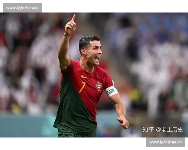 足球之夜，心随球动！这才是我们热爱世界杯的理由！