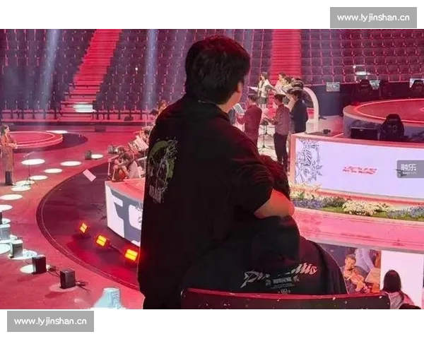 他用镜头记录比赛，更记录了粉丝与电竞的每一次心跳